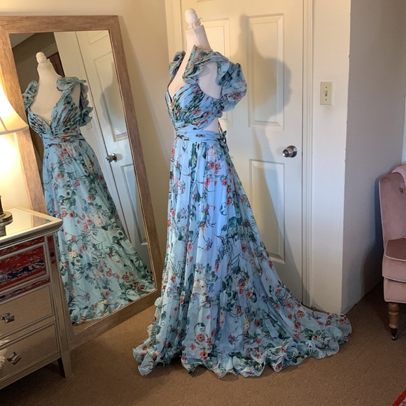 MAC DUGGAL
Indy A-Line Ruffled Back-Lace Chiffon Gown - Picture 9 of 17